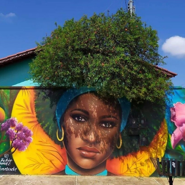Художник украсил улицы портретами на стенах, вписав их в ландшафт городских деревьев - TwitNow.ru