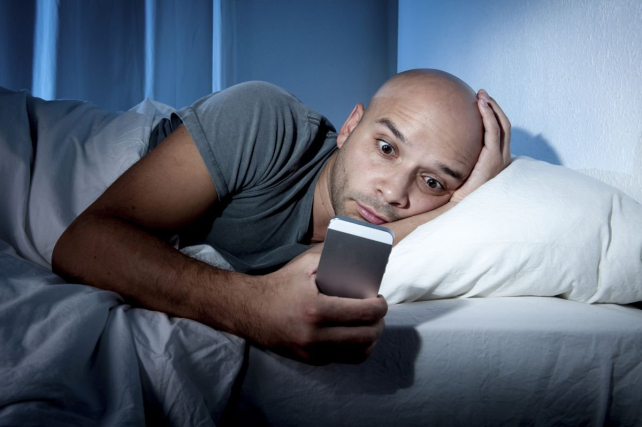 Отвлекаясь на телефон перед сном, мы заглушаем реальные эмоции - TwitNow.ru