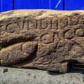 В Англии нашли древний камень с надписью “Секундин — засранец”