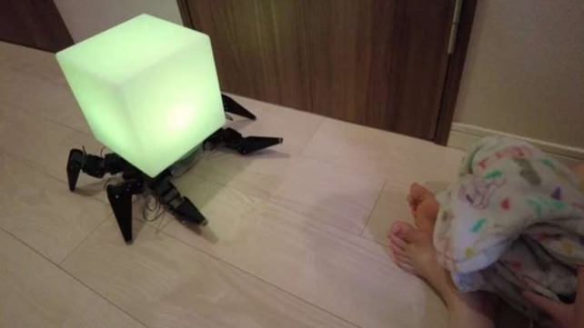 Японец создал для своих детей шагающую лампу-паука, чтобы они не боялись ходить ночью в туалет  - TwitNow.ru