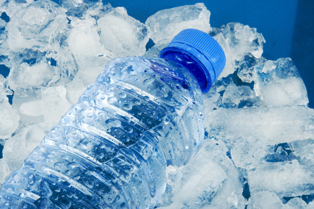 Почему следует замораживать бутылки с водой под углом - TwitNow.ru