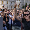 Австрийская партия пообещала открыть пивной фонтан в центре Вены. И выполнила обещание!