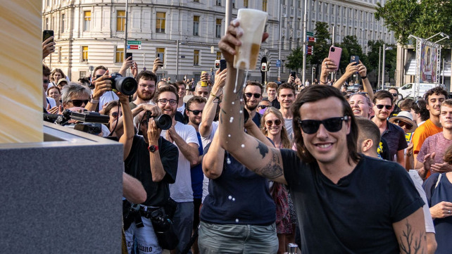Австрийская партия пообещала открыть пивной фонтан в центре Вены. И выполнила обещание! - TwitNow.ru