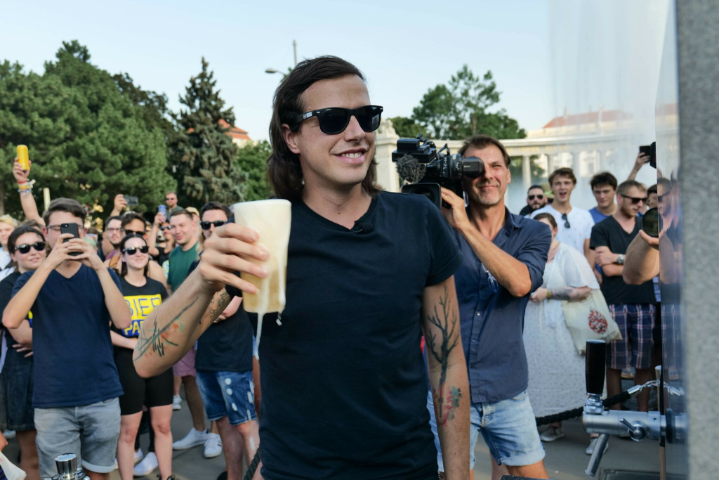 Австрийская партия пообещала открыть пивной фонтан в центре Вены. И выполнила обещание! - TwitNow.ru